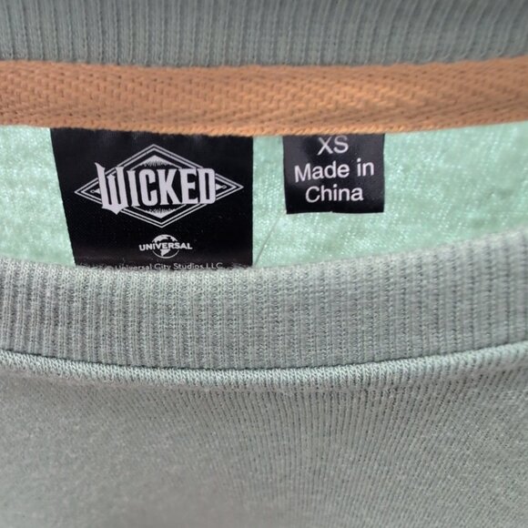 NWT Universal Studios Wicked Elphaba Glinda Lion Floral Crew Neck Size XS - Picture 7 of 7